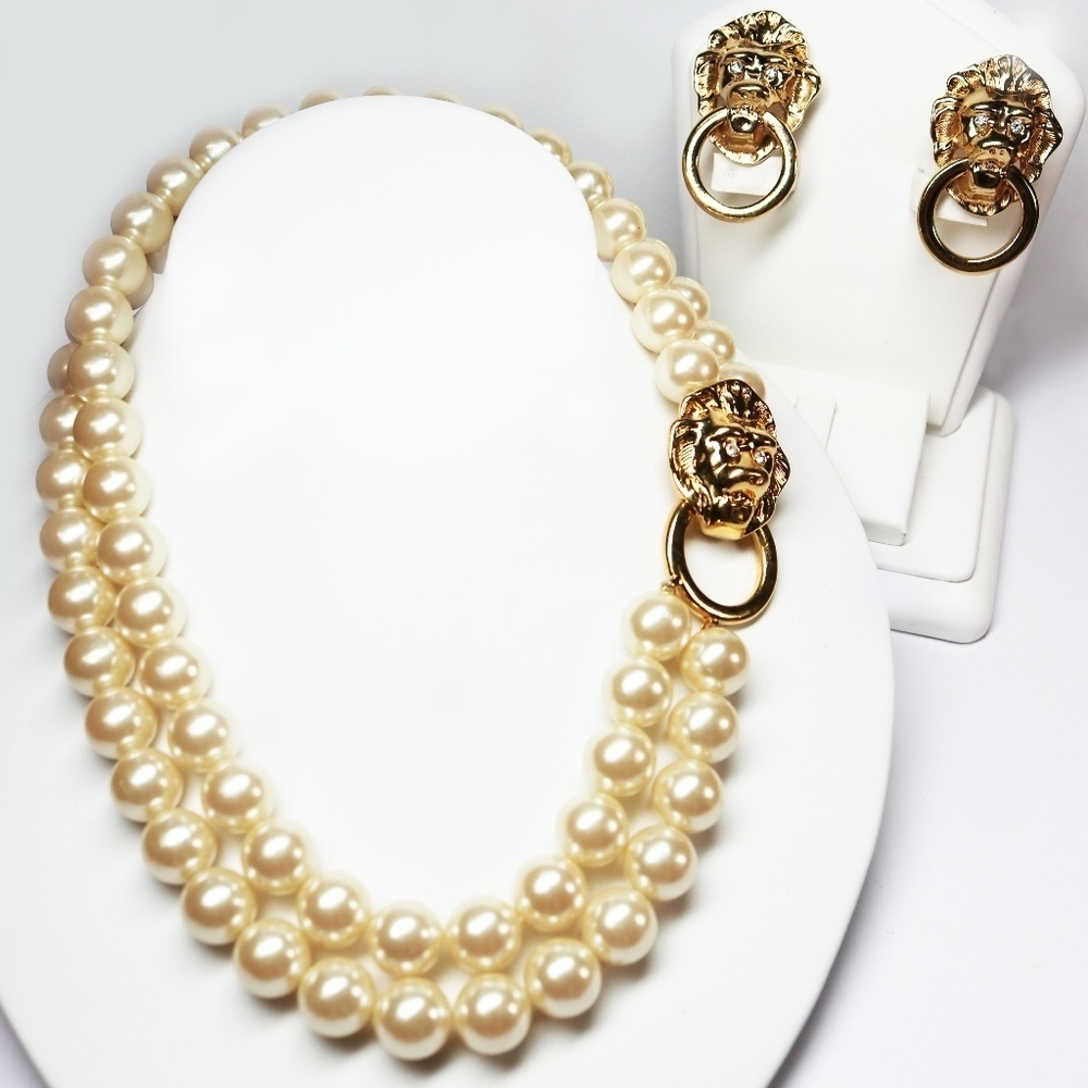 KENNETH JAY LANE LION HEAD PEARL NECKLACE